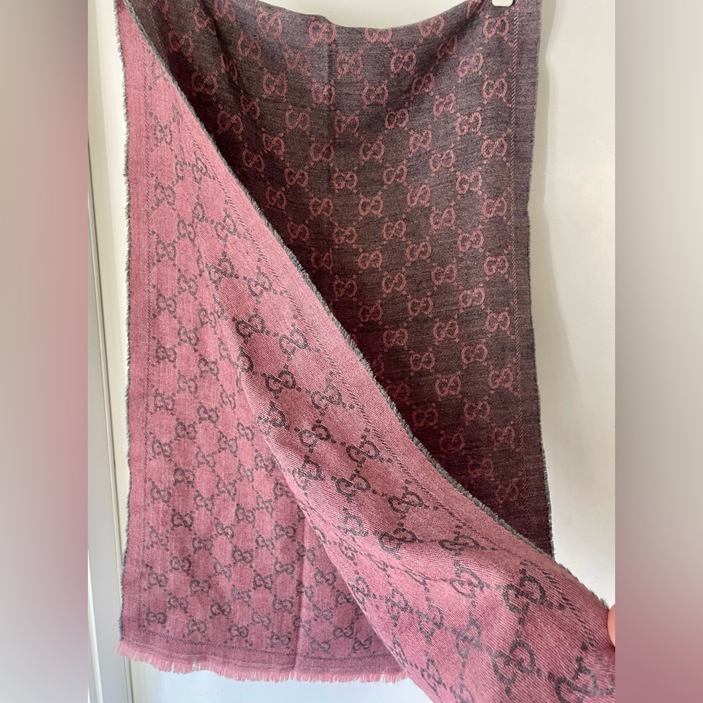 Gucci GG 100% wool wrap/scarf in grey with pink GGs, fringe, L, EUC - Picture 4 of 10
